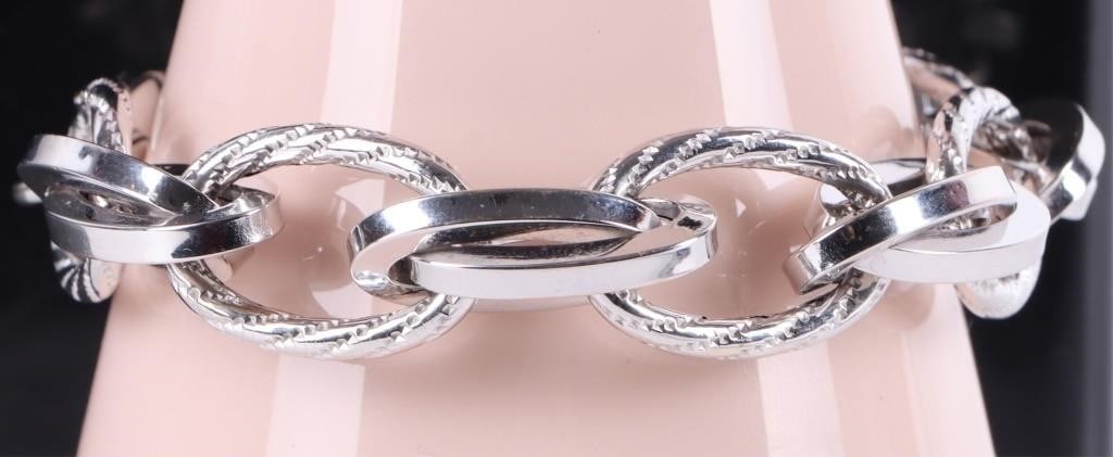 18K WHITE GOLD HOLLOW LINK LADIES BRACELET: 18K white gold hollow link ladies bracelet to include an alternating series of gradient links and intertwined smooth links. Weight: 15.97 Grams Size: 8.50" Condition: Little to no wear, see images for
