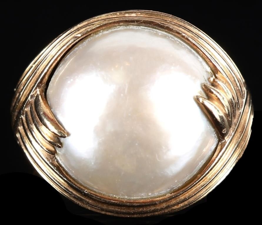 14K YELLOW GOLD LADIES RING W/ 16MM TAHITIAN PEARL: 14k yellow gold ladies ring with half of a 16mm diameter grey Tahitian pearl set in the center. Stone Type: Pearl Weight: 12.61 grams Size: US 6 Condition: See pictures.