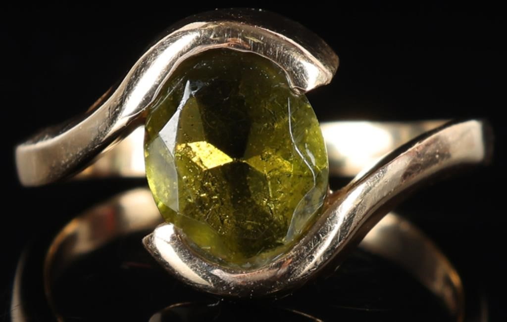 14K YELLOW GOLD MENS RING W/ FOREST-GREEN SPINEL: 14k yellow gold mens ring with a 0.15ct oval-cut forest-green spinel center gemstone. Stone Type: Spinel Weight: 5.77 grams Size: US 9.25 Condition: See pictures.