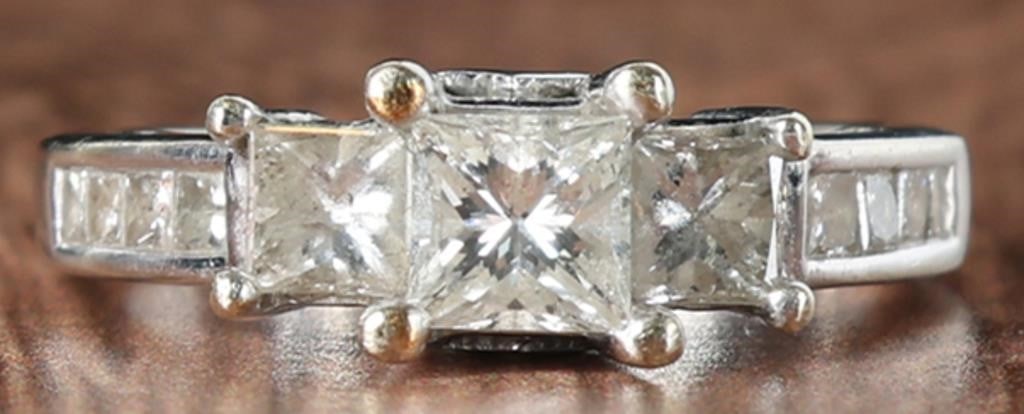 14K WHITE GOLD LADIES RING W/ 1.2 CTW DIAMONDS: 14k white gold ladies ring with a 0.5ct square brilliant-cut center diamond flanked by two 0.33ct square brilliant-cut accessory diamonds and one 0.02ct square-cut diamonds on each gallery (1.2ctw). T