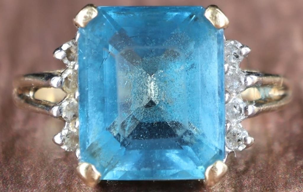 14K YELLOW GOLD TOPAZ & DIAMOND LADIES RING: 14K yellow gold ladies ring featuring a 4.0CT emerald cut blue topaz center stone with eight 0.02CT diamonds. Stone Type: Topaz Weight: 5.37 Grams Size: 7.0 U.S Condition: Very fine estate jewelry. Se