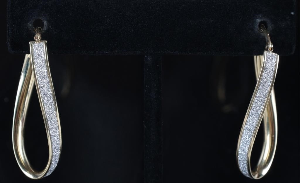 18K YELLOW GOLD LADIES HOOP EARRINGS W/ ENAMEL: 18k yellow gold ladies twisted elliptical hoop earrings with textured silver-colored enamel coating the outer band, creating a striking glittering effect. Weight: 3.05 grams Size: 35.15 x 15.1mm each