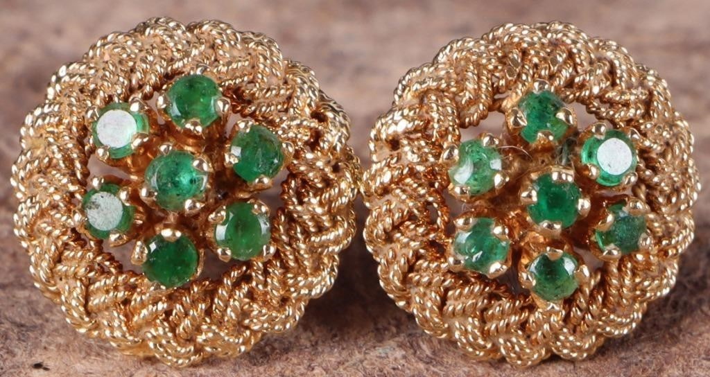 18K YELLOW GOLD EMERALD FILIGREE LADIES EARRINGS: 18K yellow gold emerald filigree ladies earrings. Gemstones to include seven 0.03ct round cut emeralds. Stone Type: Emerald Weight: 3.39 Grams Size: 0.50" Condition: Item is missing both earring backi