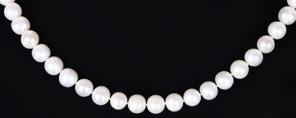 14K YELLOW GOLD CLASP WHITE PEARL LADIES NECKLACE: White pearl ladies necklace lined with 8.5mm diameter pearls and which features a 14k yellow gold clasp. Stone Type: Pearl Weight: Approx 1 gram gold weight Size: 17.5" long Condition: See pictures.