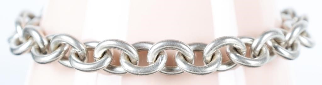 TIFFANY & CO STERLING HEART TAG LADIES BRACELET: Tiffany & CO sterling silver Return to Tiffany heart tag 7" bracelet. Weight: 26.46 Grams Size: 7" Condition: Slight surface scratches from normal wear. See images for complete condition.