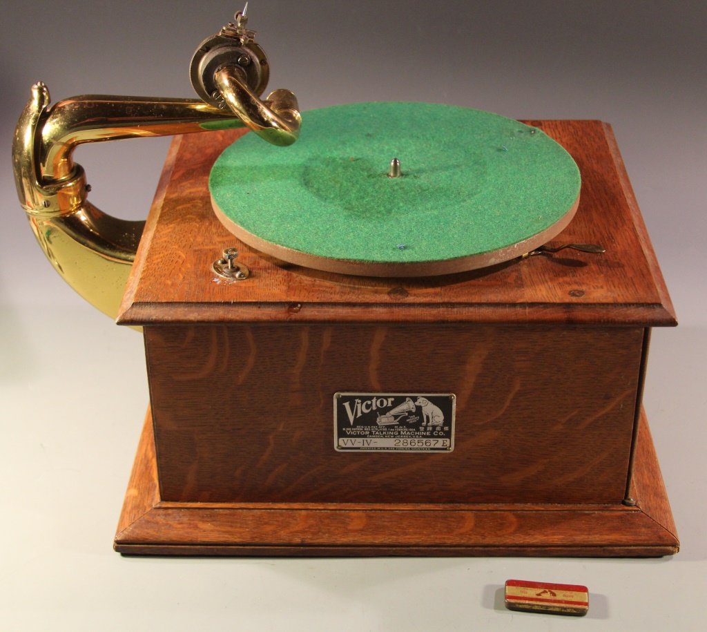 VICTOR TALKING MACHINE PHONOGRAPH: VICTOR TALKING MACHINE PHONOGRAPH VV-IV-286567E Shipping / Pickup: Buyer Can Pick This Item Up or It Can Ship 3rd Party Lot Location: #1 - Off North Monroe St.