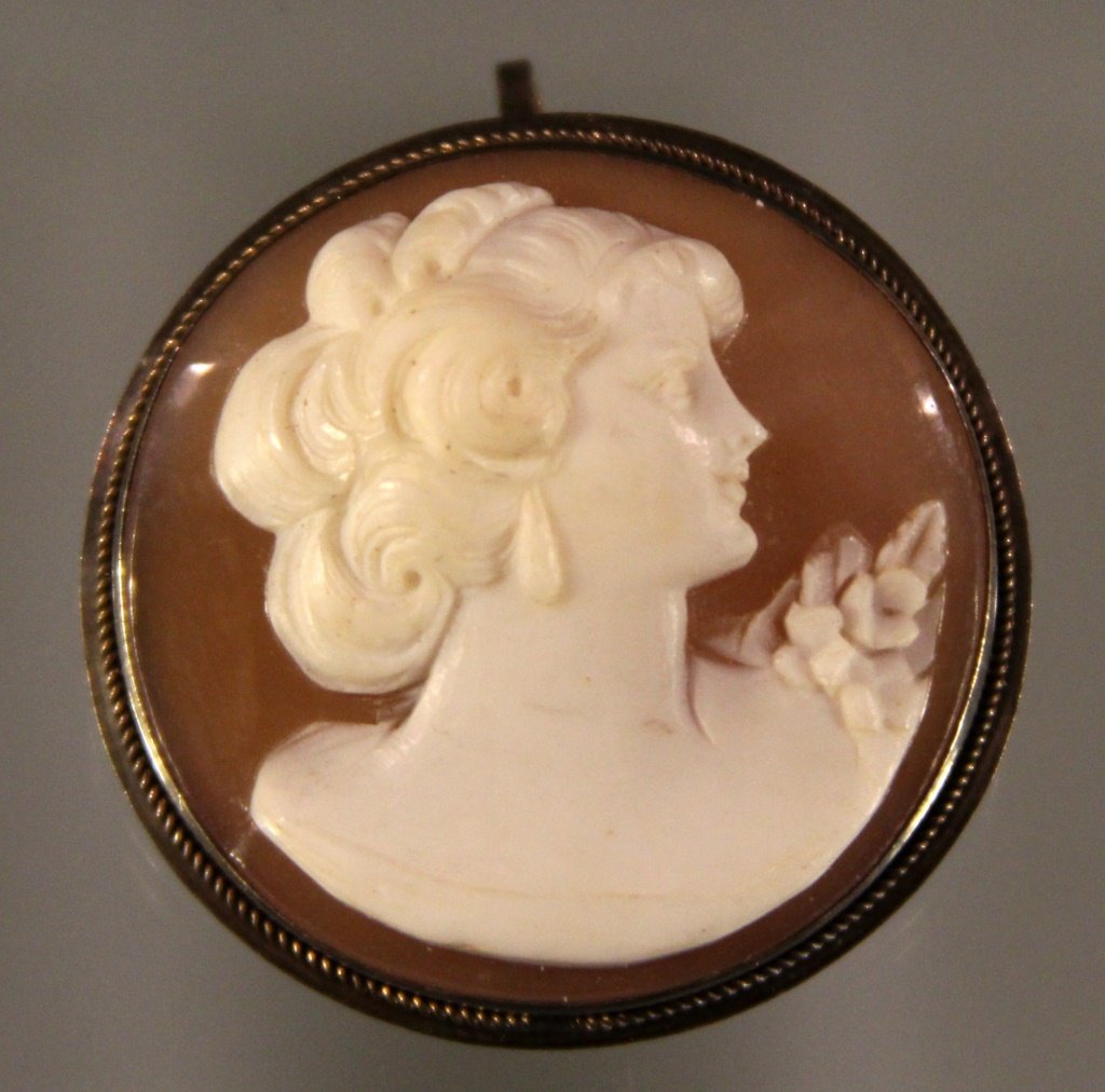 900 SILVER ANTIQUE ESTATE CAMEO PENDANT/BROOCH: 900 SILVER ANTIQUE ESTATE CAMEO PENDANT/BROOCH Weight: 7.4g Size: 1.4" Shipping / Pickup: We Will Ship This Item or Buyer Can Pick Up Lot Lot Location: #1 - Off North Monroe St.