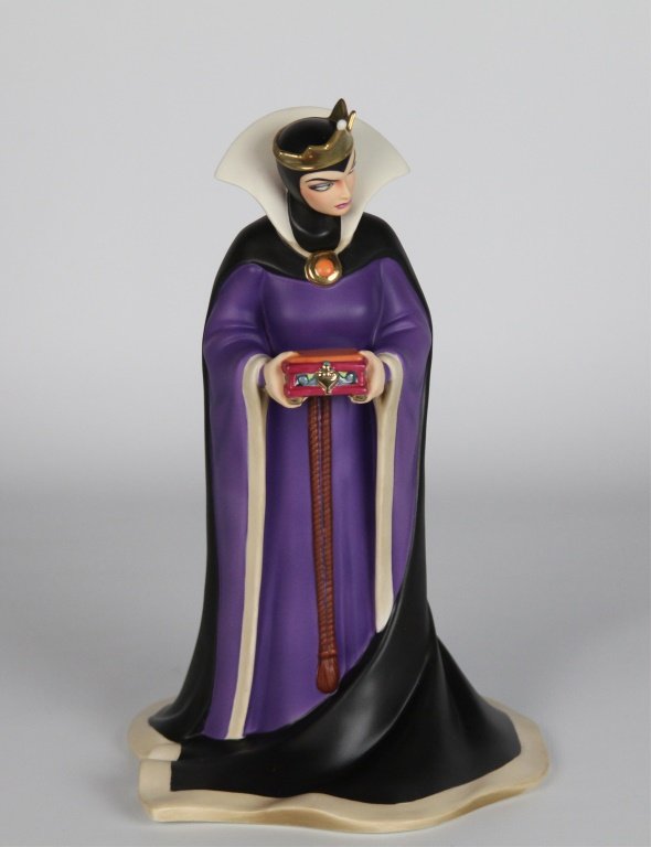WDCC SNOW WHITE & 7 DWARFS QUEEN: WDCC SNOW WHITE & 7 DWARFS QUEEN Walt Disney Classics Collection. "Bring back her heart…". Shipping / Pickup: We Can Ship This Item Lot Location: #3 - Off Cap. Cir. NE