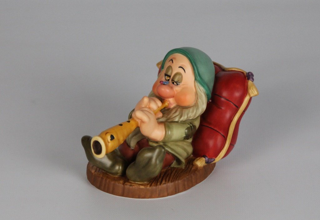 WDCC SNOW WHITE & 7 DWARFS SLEEPY: WDCC SNOW WHITE & 7 DWARFS SLEEPY Walt Disney Classics Collection. "Zzzzzzz". Shipping / Pickup: We Can Ship This Item Lot Location: #3 - Off Cap. Cir. NE