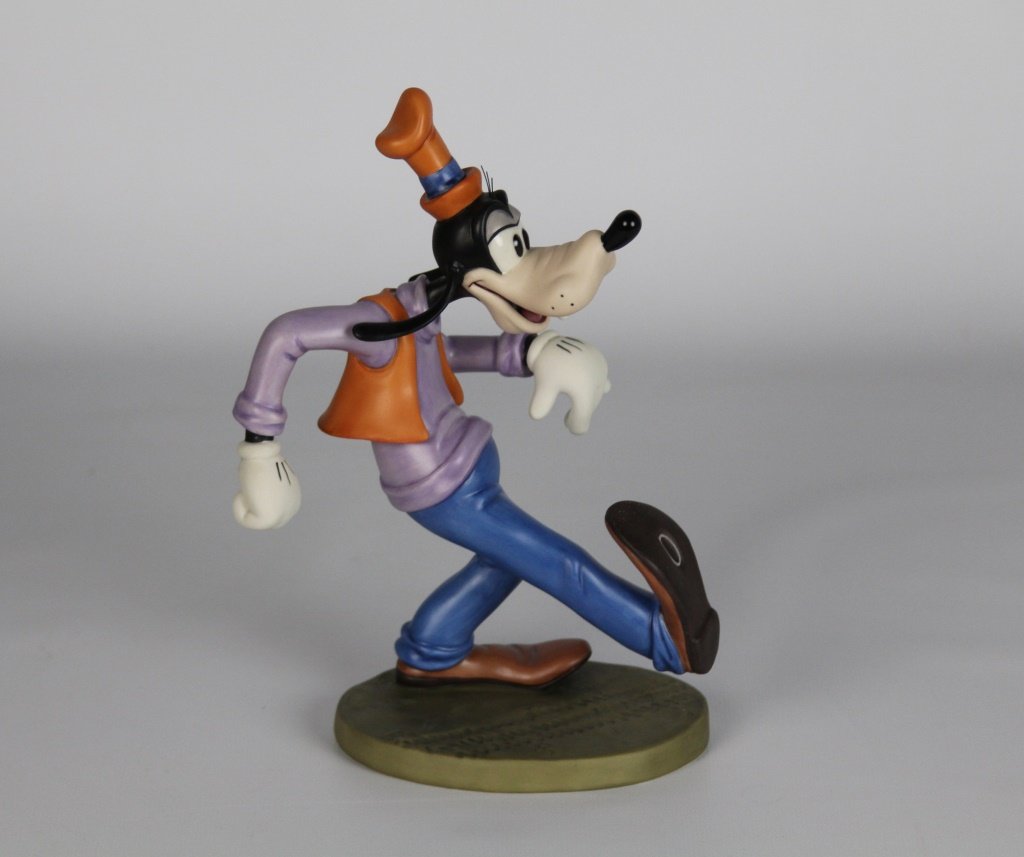 WDCC GOOFY MOVING DAY: WDCC GOOFY MOVING DAY Walt Disney Classics Collection. "Oh, the world owes me a livin'." 1997 Members-Only Sculpture. Shipping / Pickup: We Can Ship This Item Lot Location: #3 - Off Cap. Cir. NE
