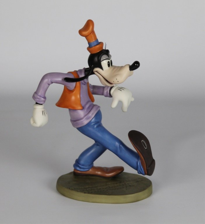 WDCC GOOFY MOVING DAY: WDCC GOOFY MOVING DAY Walt Disney Classics Collection. "Oh, the world owes me a livin'." 1997 Members-Only Sculpture. Shipping / Pickup: We Can Ship This Item Lot Location: #3 - Off Cap. Cir. NE