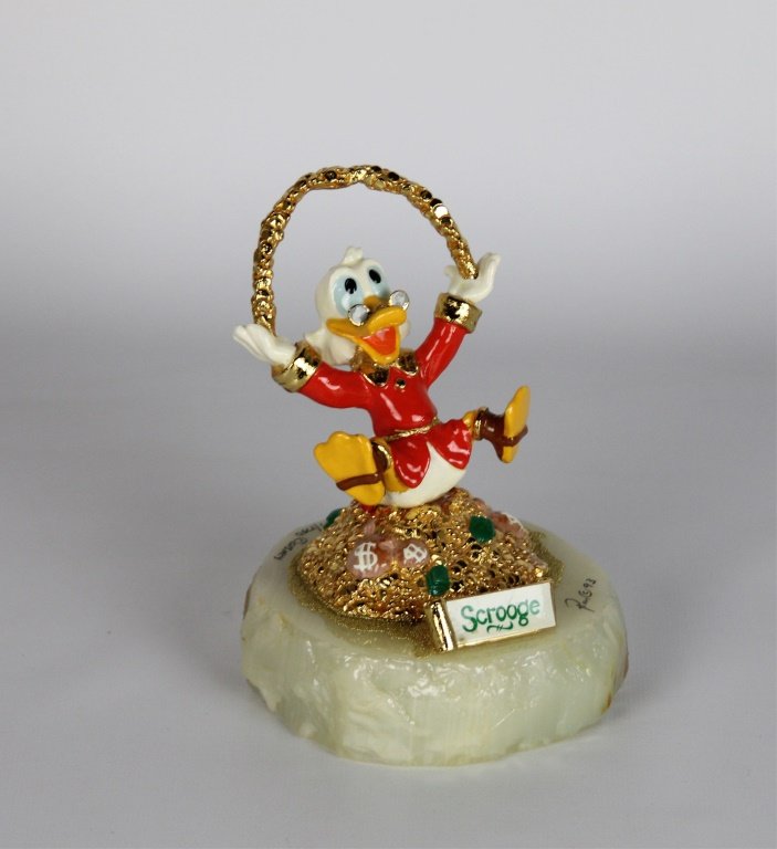 RON LEE DISNEY SCROOGE MCDUCK LE SCULPTURE: RON LEE DISNEY SCROOGE MCDUCK LE SCULPTURE Limited edition gold plated sculpture by Ron Lee for Disney, signed to base. Number 1259/2750. Shipping / Pickup: We Can Ship This Item Lot Location: #3 - Of