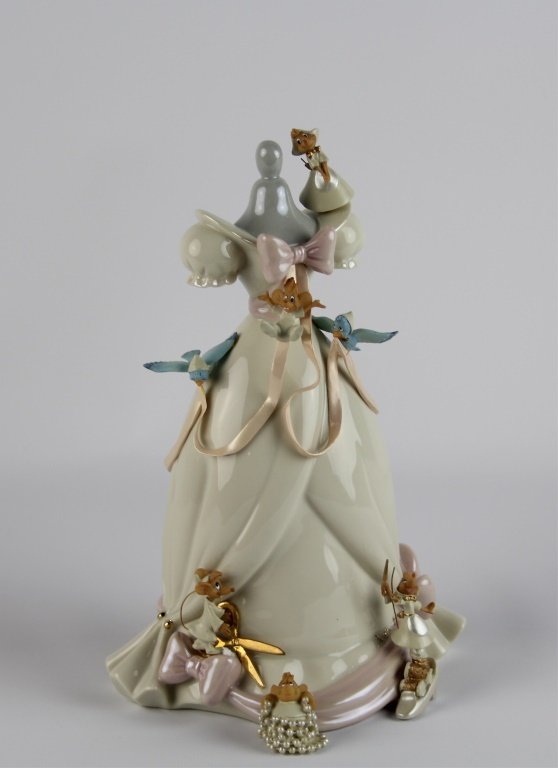 LENOX CLASSICS CINDERELLA'S SURPRISE: LENOX CLASSICS CINDERELLA'S SURPRISE #2440/3500 Shipping / Pickup: We Can Ship This Item Lot Location: #3 - Off Cap. Cir. NE