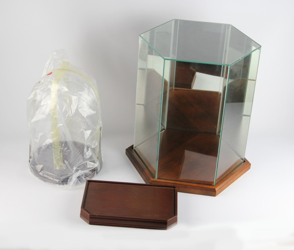 (3) COLLECTABLE DISPLAYS: (3) COLLECTABLE DISPLAYS Three collectable displays. Two bell jar types, one wooden base. Shipping / Pickup: We Can Ship This Item Lot Location: #3 - Off Cap. Cir. NE
