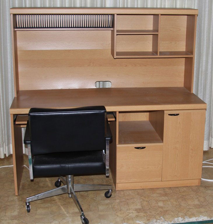LIGHT WOOD COMPUTER DESK AND CHAIR: LIGHT WOOD COMPUTER DESK AND CHAIR Shipping / Pickup: Buyer Pick Up, 3rd Party Lot Location: #2 - Ox Bottom Rd.