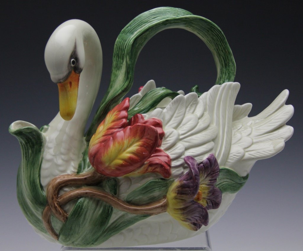 FITZ & FLOYD CLASSICS SWAN TEAPOT: FITZ & FLOYD CLASSICS SWAN TEAPOT Size: 9" Shipping / Pickup: Buyer Pick Up, 3rd Party Lot Location: #2 - Ox Bottom Rd.