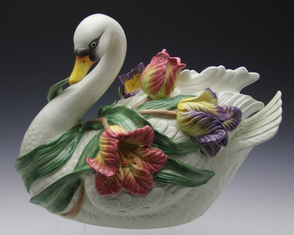FITZ & FLOYD SWAN TUREEN: FITZ & FLOYD SWAN TUREEN Size: 15" Shipping / Pickup: Buyer Pick Up, 3rd Party Lot Location: #2 - Ox Bottom Rd.