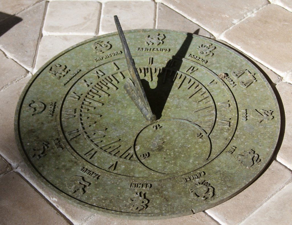 METAL ZODIAC SUN DIAL: METAL ZODIAC SUN DIAL Size: 12" Shipping / Pickup: We Can Ship This Item Lot Location: #1 - Millstone Plant. Rd.