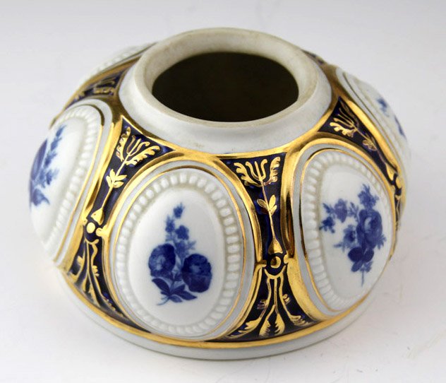 ROYAL DOULTON PORCELAIN BLUE & WHITE JAR: ROYAL DOULTON PORCELAIN BLUE & WHITE JAR Royal Doulton squat jar, decorated with blue and white floral vignettes and gilt details. Marked on underside. Size: 5.25 x 3" Shipping / Pickup: We Can Ship T