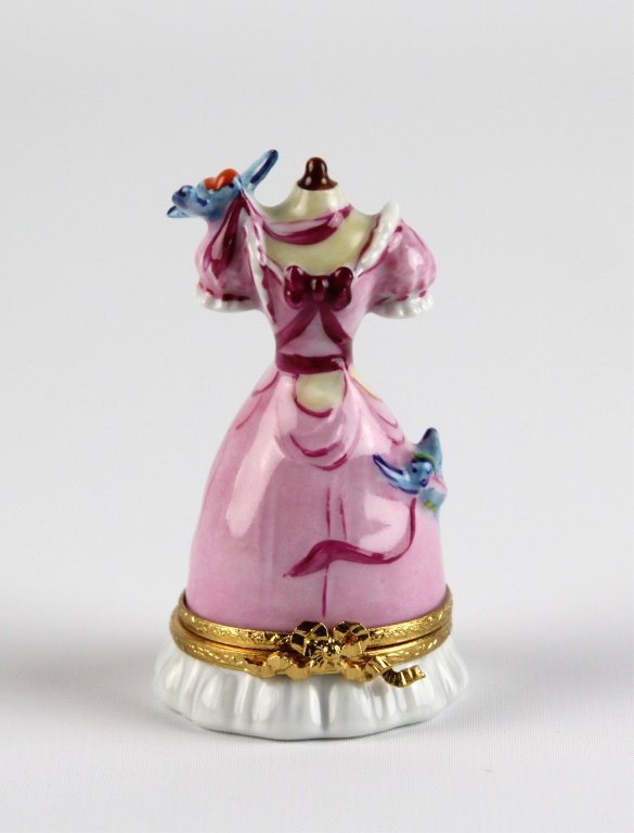 ARTORIA LIMOGES HINGED BOX CINDERELLA'S DRESS: ARTORIA LIMOGES HINGED BOX CINDERELLA'S DRESS Cinderella. Limited Edition, #579. New in box. With COA. Shipping / Pickup: We Can Ship This Item Lot Location: #3 - Off Cap. Cir. NE