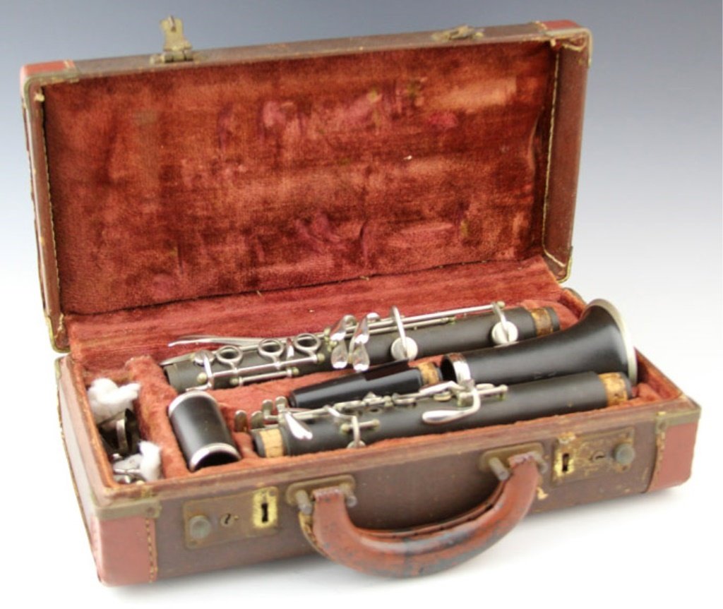 CONTINENTAL COLONIAL USA PLASTIC CLARINET: CONTINENTAL COLONIAL USA PLASTIC CLARINET Continental Colonial USA brand plastic clarinet with case. Includes two ligatures and a mouthpiece cap for the mouthpiece. Mouthpiece is Selmer Goldentone bra