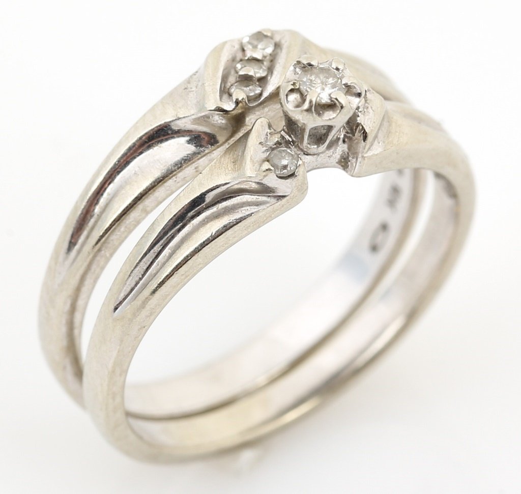 LADIES 10K WHITE GOLD DIAMOND WEDDING SET: LADIES 10K WHITE GOLD DIAMOND WEDDING SET Ladies 10K white gold diamond wedding set. Solitaire has an approximate .03 ct in the center and one .01 ct diamond on each side. The band has three .01 ct ro