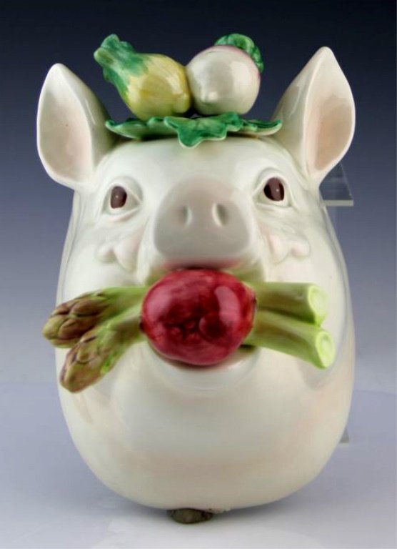 FITZ AND FLOYD PIGS HEAD WALL HANGING: FITZ AND FLOYD PIGS HEAD WALL HANGING French Market collection, pig head with vegetables in mouth and atop head, hangs on wall. Size: 8" Shipping / Pickup: We Can Ship This Item Lot Location: #1 - Cap