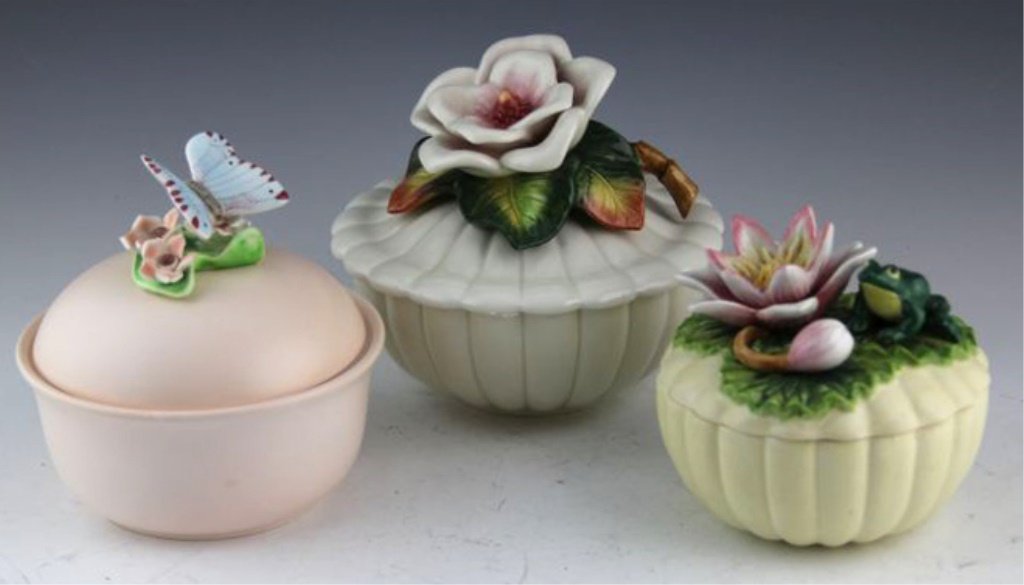 (3) FITZ AND FLOYD PORCELAIN LIDDED DISHES: (3) FITZ AND FLOYD PORCELAIN LIDDED DISHES Lot of three Fitz and Floyd porcelain lidded dishes. Decorated with flowers, frog, and butterfly. Hallmarked on underside. Size: ~3" - 5.5" Shipping / Pickup