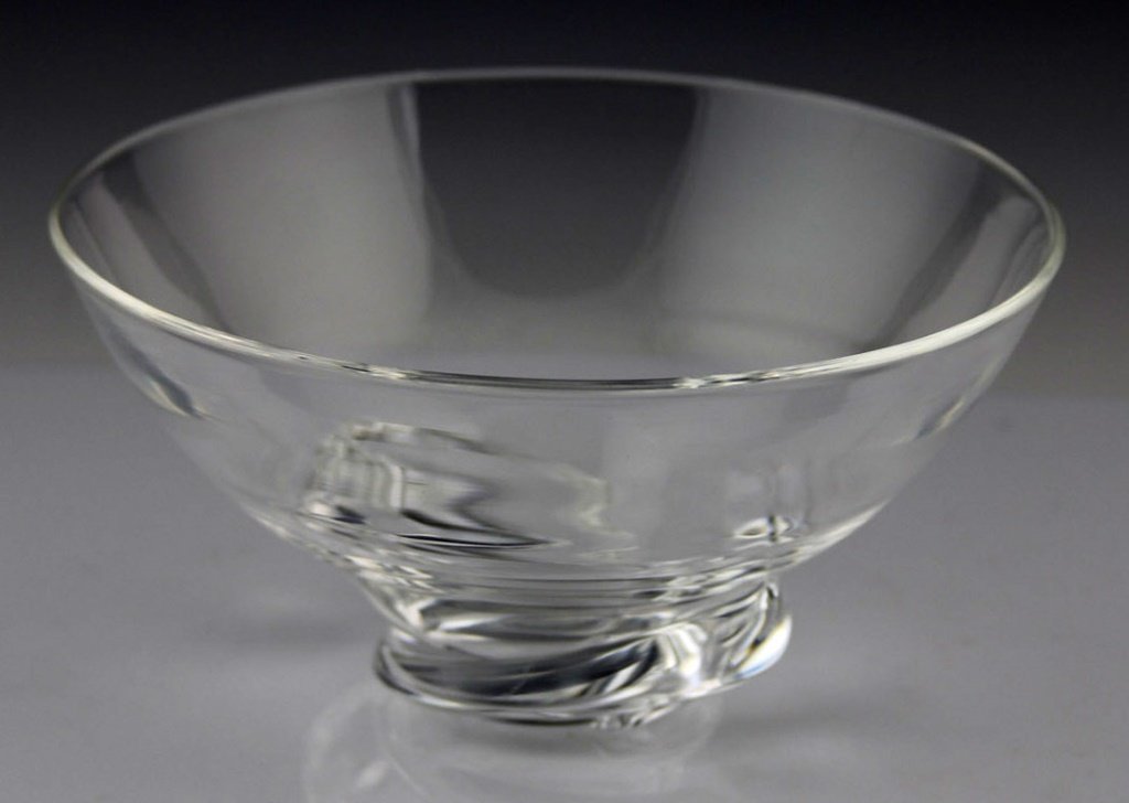 STEUBEN GLASS FOOTED BOWL SIGNED: STEUBEN GLASS FOOTED BOWL SIGNED Size: 7" diameter, 3.5" tall Shipping / Pickup: We Can Ship This Item Lot Location: #1 - Cap. Cir. NE