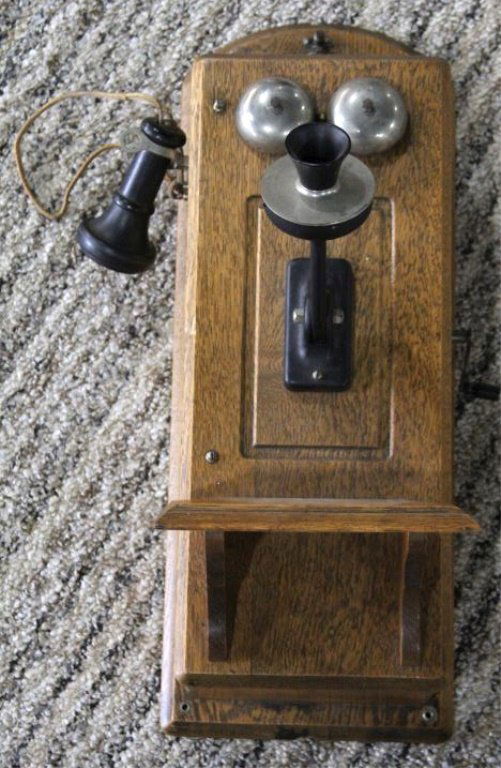 ANTIQUE OAK WALL TELEPHONE HAND CRANK: ANTIQUE OAK WALL TELEPHONE HAND CRANK Shipping / Pickup: Buyer Pick Up, 3rd Party Lot Location: #1 - Cap. Cir. NE