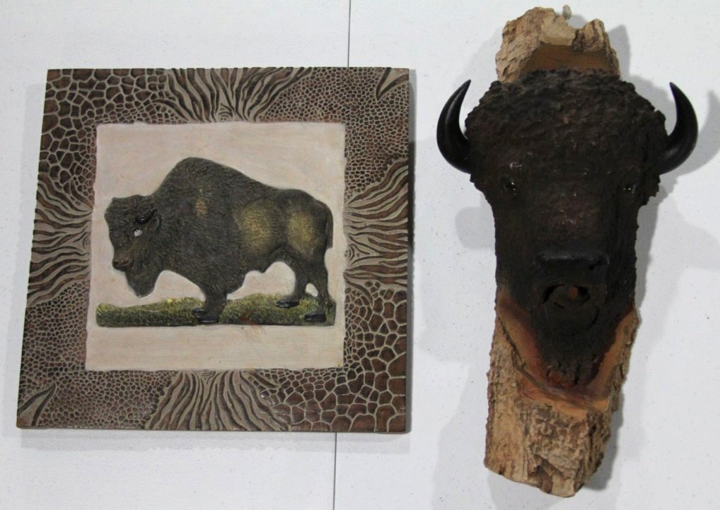 (2) BUFFALO WALL HANGINGS: (2) BUFFALO WALL HANGINGS Two decorative wall hangings, buffalo motif. Shipping / Pickup: Buyer Pick Up, 3rd Party Lot Location: #1 - Cap. Cir. NE