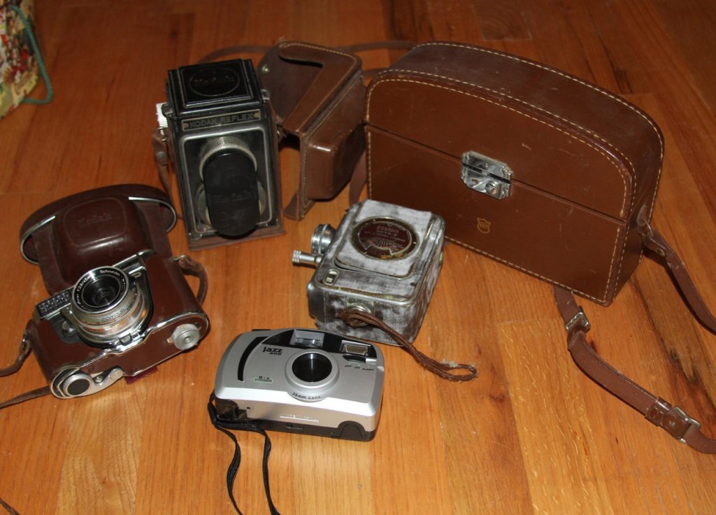 LOT OF 4 VINTAGE CAMERAS: LOT OF 4 VINTAGE CAMERAS Includes Kodak, Bell & Howell. Size: Varied Shipping / Pickup: We Can Ship This Item Lot Location: #2 - Calvary, GA