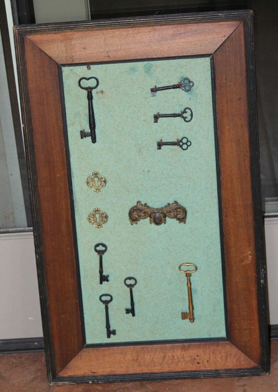WOOD FRAMED DISPLAY OF SKELETON KEYS: WOOD FRAMED DISPLAY OF SKELETON KEYS A framed display board of antique skeleton keys. Size: 15.5X25.5" Shipping / Pickup: We Can Ship This Item Lot Location: #2 - Calvary, GA