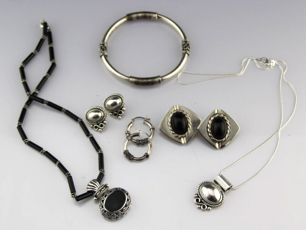 LOT LADIES STERLING SILVER AND ONYX JEWELRY (1 of 3)
