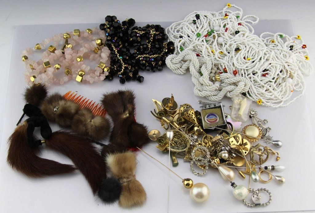 MIXED LOT OF COSTUME JEWELRY (1 of 5)