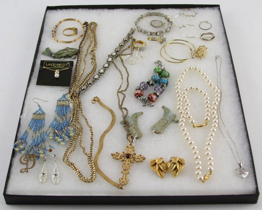 MIXED LOT LADIES COSTUME JEWELRY (1 of 4)