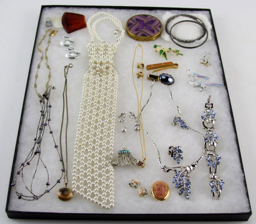 MIXED LOT LADIES COSTUME JEWELRY & COMPACT (1 of 4)