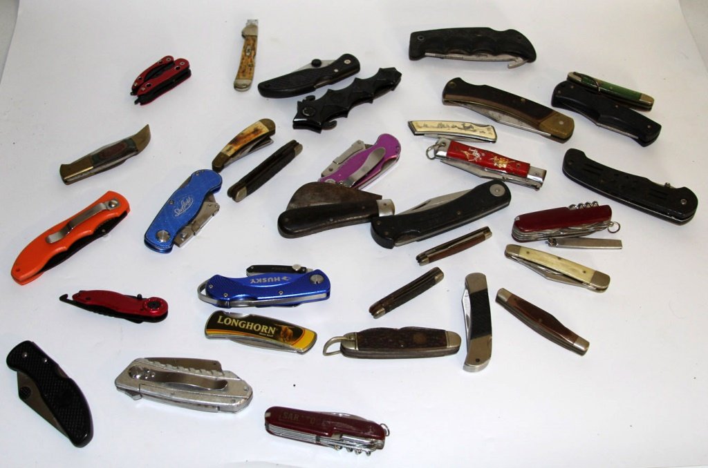LARGE LOT OF POCKET KNIVES (1 of 7)