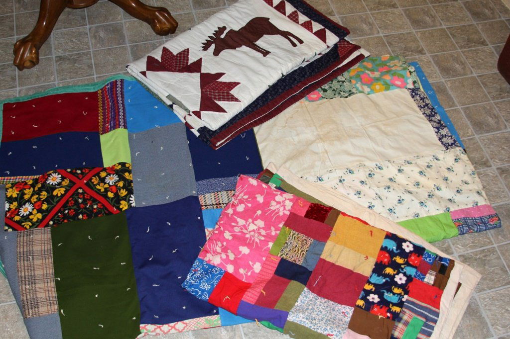 LOT OF 4 VINTAGE QUILTS (1 of 5)
