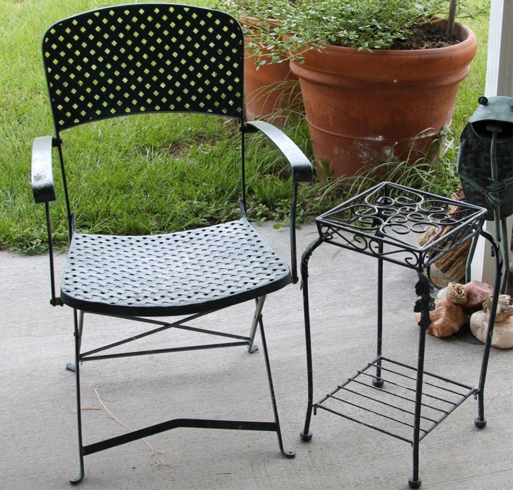 METAL CHAIR AND SIDE TABLE: METAL CHAIR AND SIDE TABLE Shipping / Pickup: Buyer Pick Up, 3rd Party Lot Location: #2 - Fort White, FL
