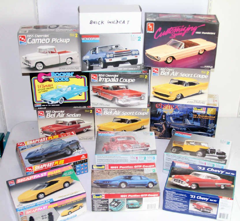 ESTATE LOT OF VINTAGE MODEL CAR KITS (1 of 7)