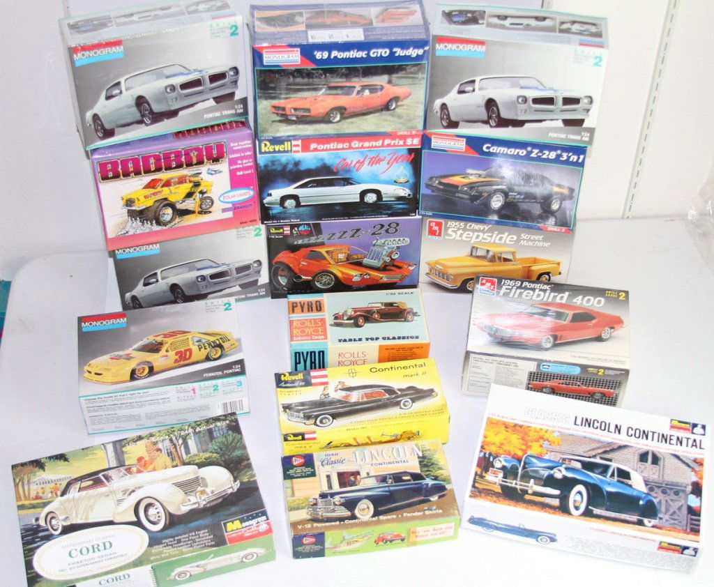 ESTATE LOT OF VINTAGE MODEL CAR KITS (1 of 8)