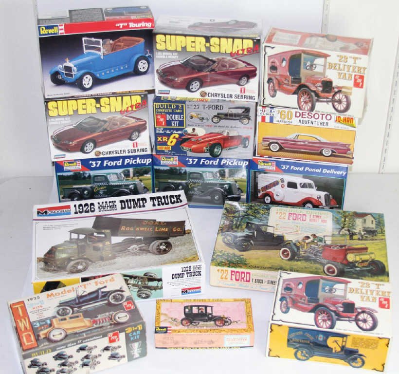 ESTATE LOT OF VINTAGE MODEL CAR KITS (1 of 9)