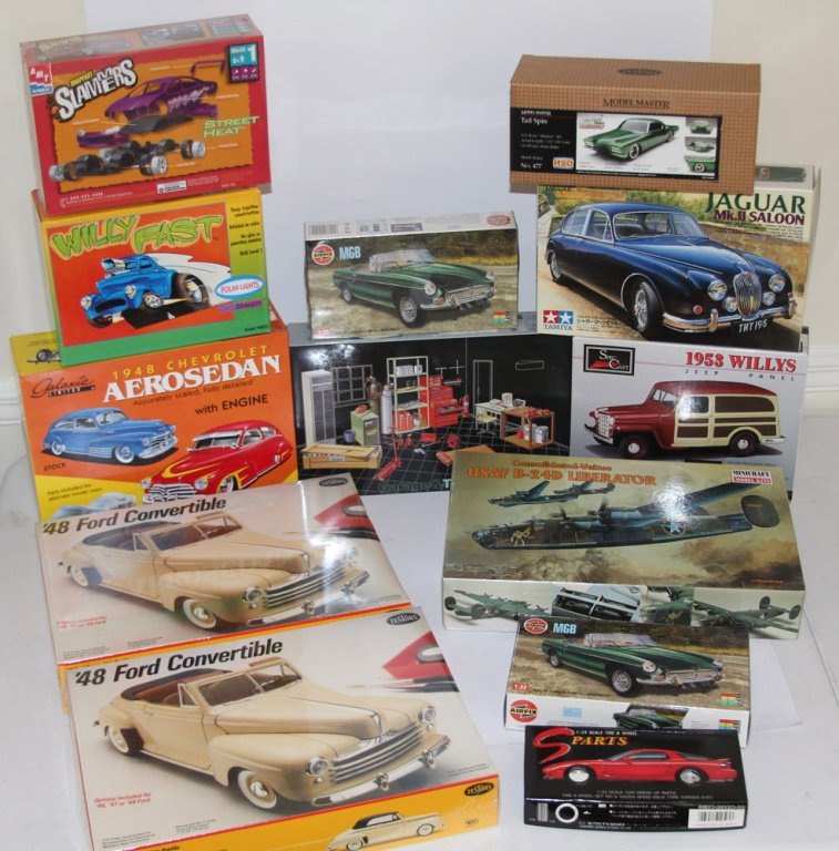 ESTATE LOT OF MODEL KITS (1 of 6)