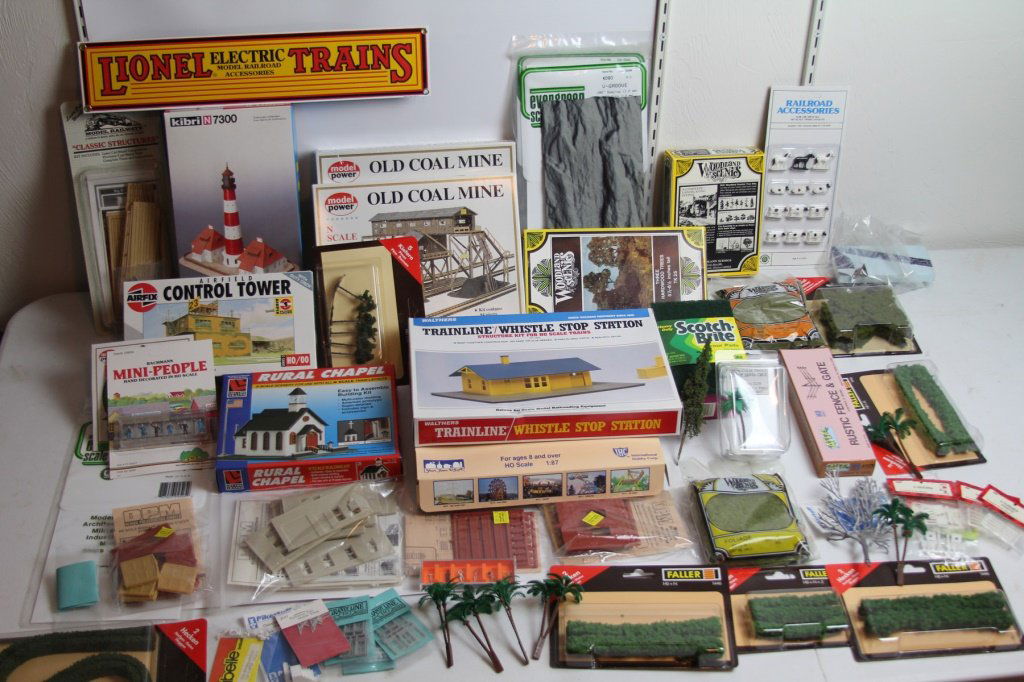 HO MODEL TRAIN LOT STRUCTURES & LANDSCAPE (1 of 10)