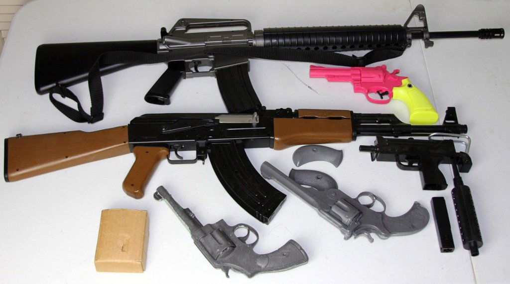 LOT OF PLASTIC TOY GUNS: LOT OF PLASTIC TOY GUNS Condition: Good Shipping / Pickup: We Can Ship This Item Lot Location: #2 - NE Tallahassee, FL