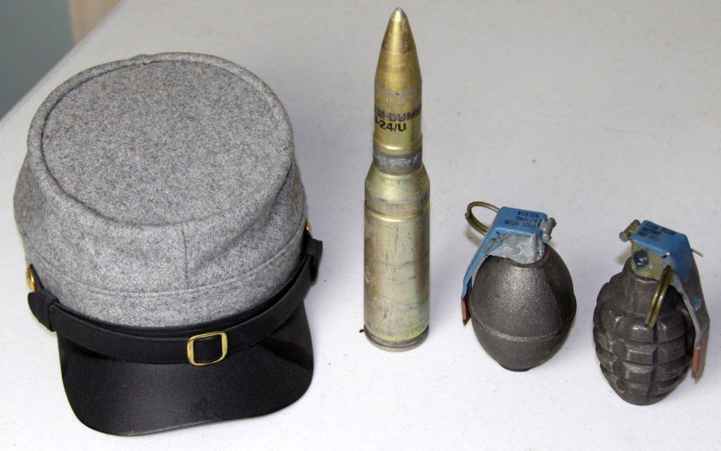 REPRO US KEPI 2 DUMMY GRENADES & 25mm BULLET (1 of 5)