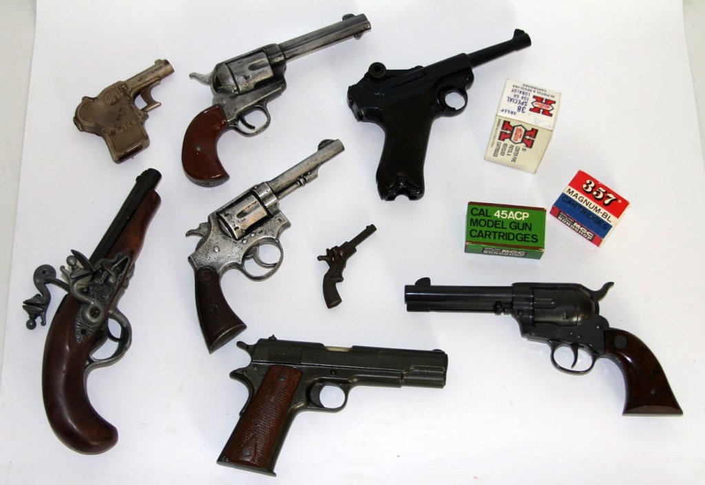 LOT OF MODEL HANDGUNS & AMMO (1 of 7)