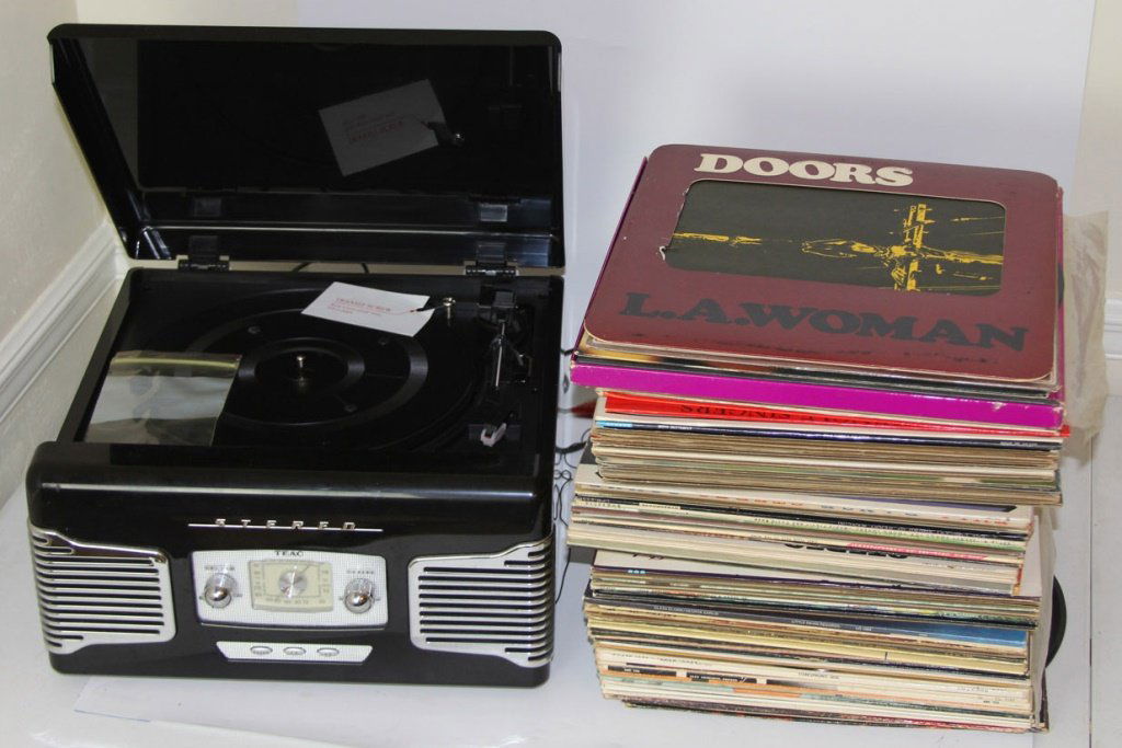 LOT OF VINYL RECORDS WITH TEAC AM/FM RECORD PLAYER (1 of 6)