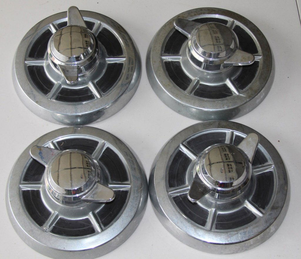 LOT OF 4 VINTAGE FORD HUB CAPS (1 of 3)